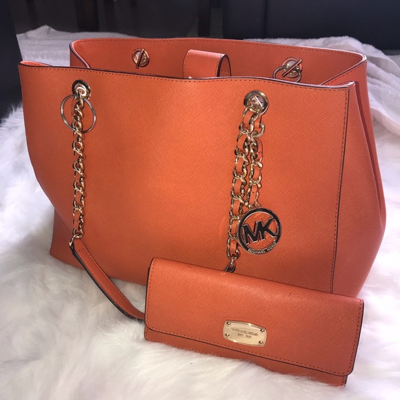 Michael Kors Hand Bag with Matching Wallet - Picture 2 of 6